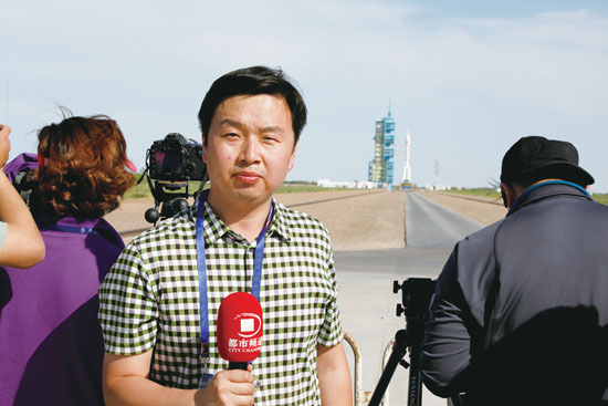 劉瑞鋒回憶，從“神舟十號”在視線中出現(xiàn)到消失的兩分鐘內(nèi)，他們的兩臺攝像機、一臺照相機就在不停地拍、拍