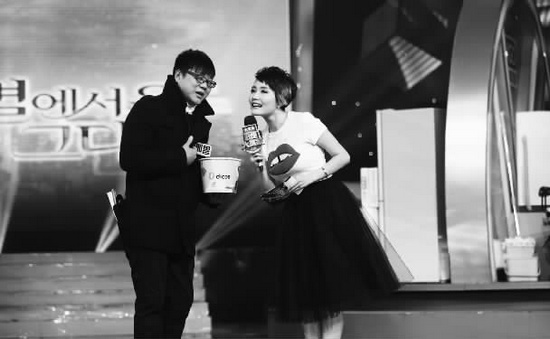 《我是大贏家》編導(dǎo)扮演的“都叫獸”(左)來(lái)?yè)尅绊n較瘦”的風(fēng)頭 《我是大贏家》編導(dǎo)扮演的“都叫獸”(左)來(lái)?yè)尅绊n較瘦”的風(fēng)頭