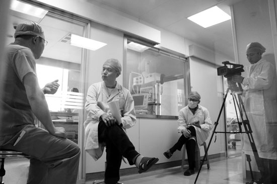 《生死之門——ICU見證實(shí)錄》拍攝現(xiàn)場 《生死之門——ICU見證實(shí)錄》拍攝現(xiàn)場