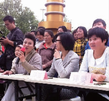 百姓調(diào)解員在現(xiàn)場(chǎng)擔(dān)任評(píng)委點(diǎn)評(píng) 百姓調(diào)解員在現(xiàn)場(chǎng)擔(dān)任評(píng)委點(diǎn)評(píng)