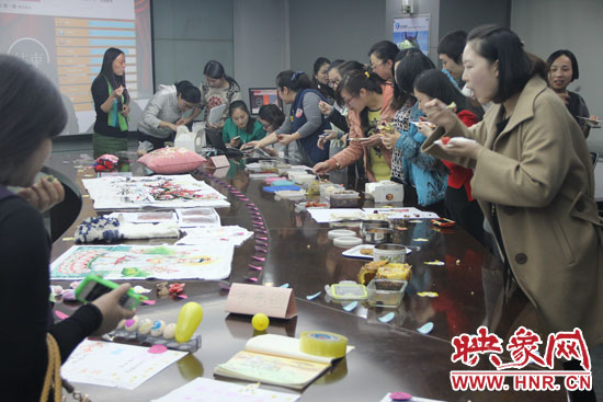 比賽現(xiàn)場(chǎng)熱鬧非凡，各位女神競(jìng)相展示自己的作品