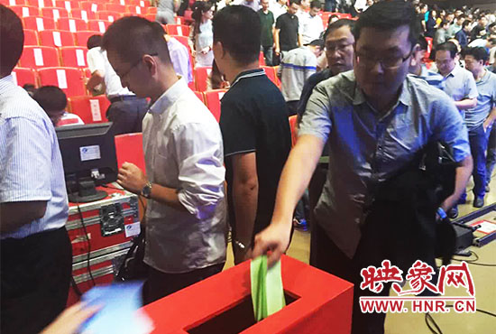 專家、評委、全局干部職工代表現(xiàn)場投票。