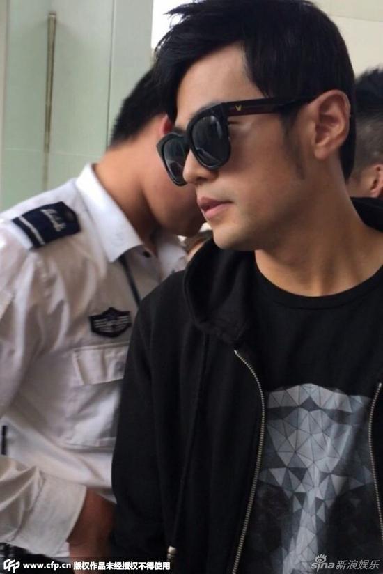 周杰倫攜孕妻機(jī)場(chǎng)遭圍堵 周杰倫攜孕妻機(jī)場(chǎng)遭圍堵