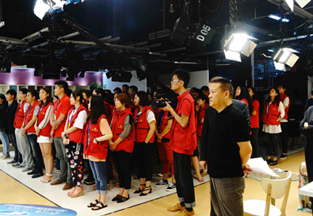 歡騰全體員工在演播廳為丁艷瓊同事募捐 歡騰全體員工在演播廳為丁艷瓊同事募捐