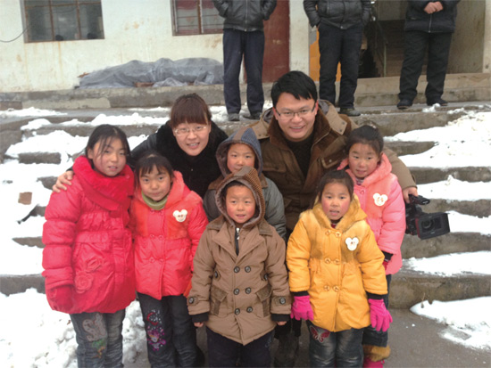 民生頻道記者和山區(qū)孩子在一起 民生頻道記者和山區(qū)孩子在一起