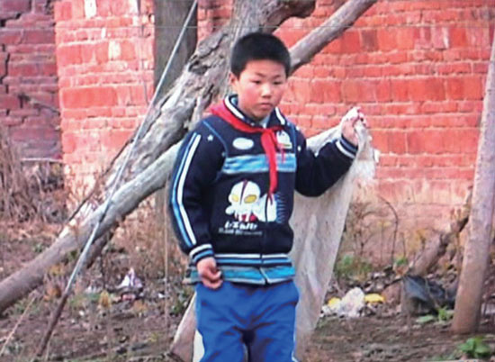 有時(shí)候，浩浩會(huì)拿著蛇皮袋撿些垃圾賣錢視 頻截圖