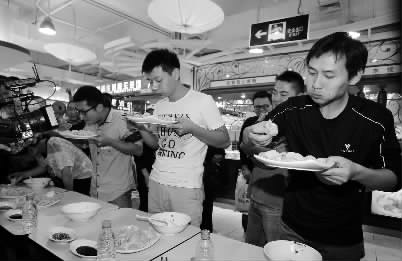 再整兩盤餃子，“騎士牛仔”（右一）真是好胃口