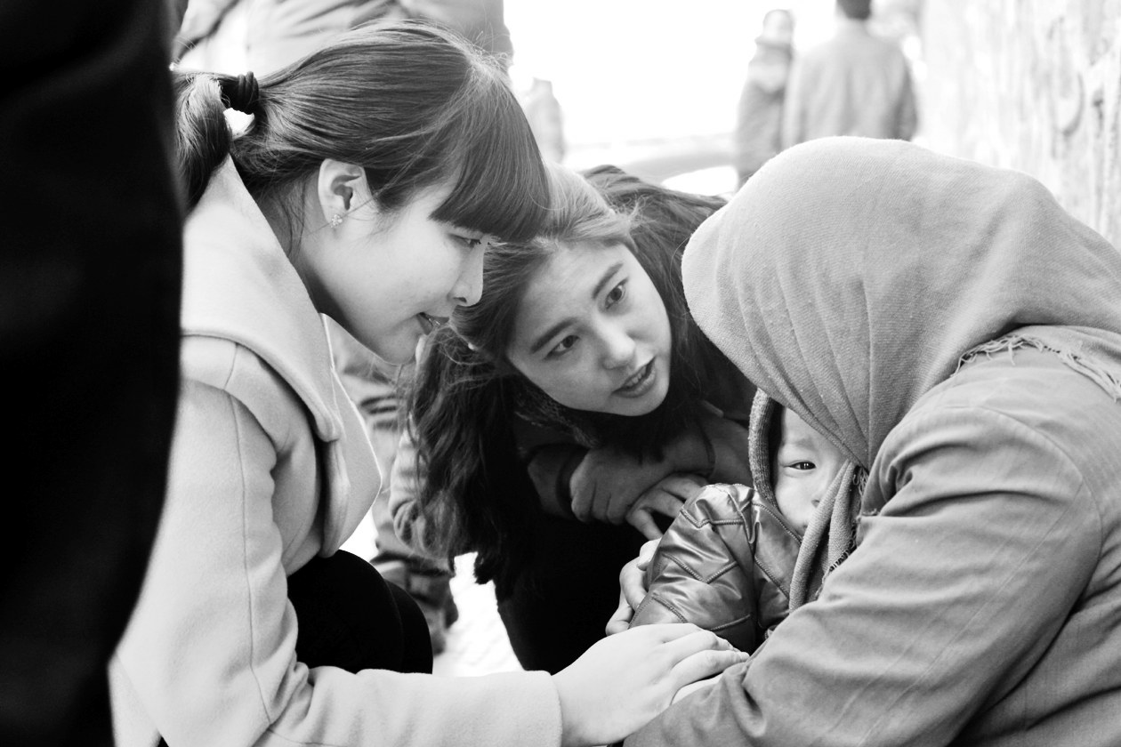 “幫女郎”(左)和“小莉”發(fā)現(xiàn)乞討男童后,上前近距離進(jìn)行辨認(rèn) “幫女郎”(左)和“小莉”發(fā)現(xiàn)乞討男童后,上前近距離進(jìn)行辨認(rèn)