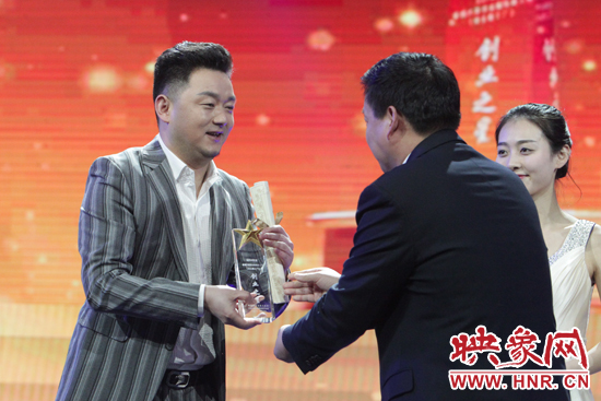 “大咖”嘉賓團為創(chuàng)業(yè)之星們頒發(fā)證書與獎杯 “大咖”嘉賓團為創(chuàng)業(yè)之星們頒發(fā)證書與獎杯