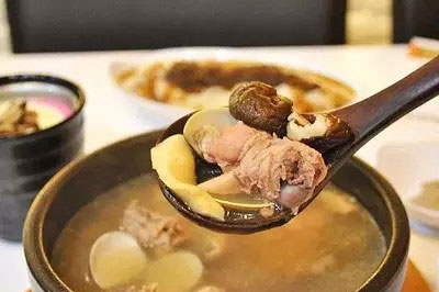 鮮美的雞湯有媽媽的味道 鮮美的雞湯有媽媽的味道