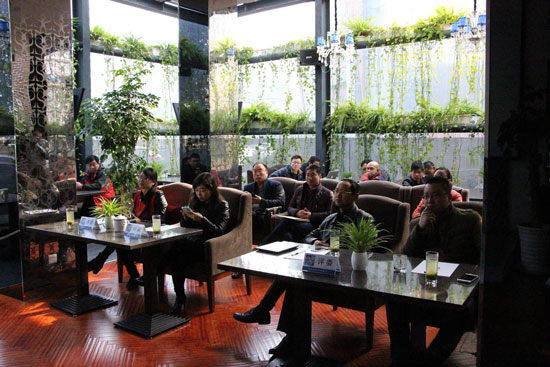 《創(chuàng)業(yè)星工廠》第二季海選現(xiàn)場，評委們認(rèn)真聽取創(chuàng)業(yè)者的項(xiàng)目介紹