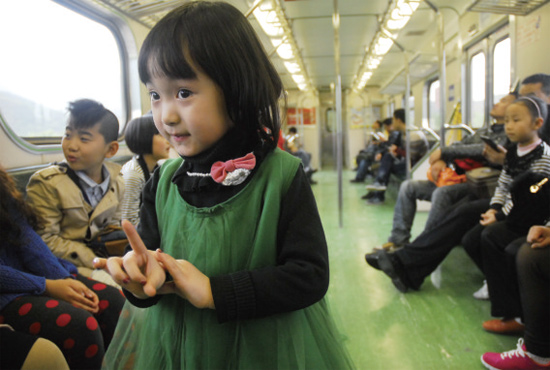 開(kāi)往花蓮火車上，“戲曲小精靈”張楚怡練嗓