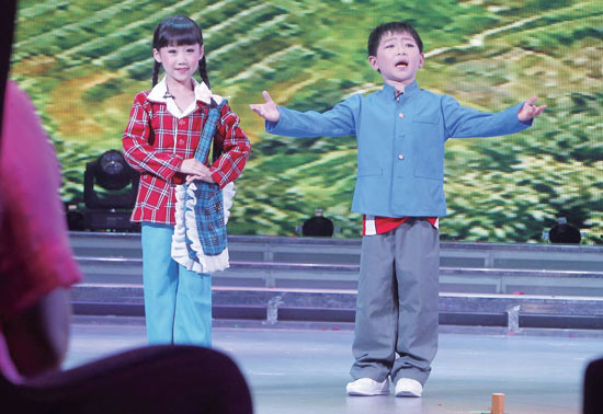 孩子們的表演有模有樣，讓人忍俊不禁