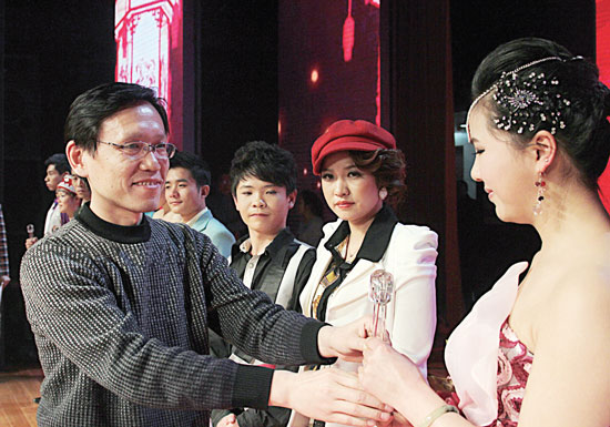 2013年2月1日，《對9當(dāng)歌》總決賽在鄭州開唱。圖為東方今報(bào)副社長胡楊為選手頒獎