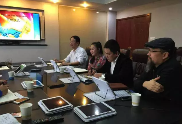 從右至左依次為趙財神，雅購供銷CEO許濤，農(nóng)團(tuán)聯(lián)盟創(chuàng)始人王婷。