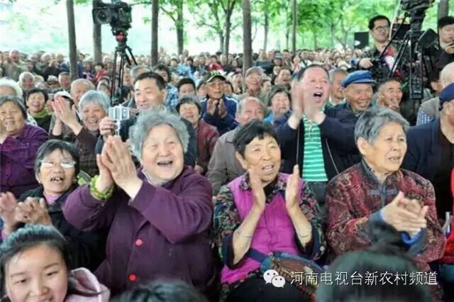 藝術家賣力演出，觀眾高聲叫好