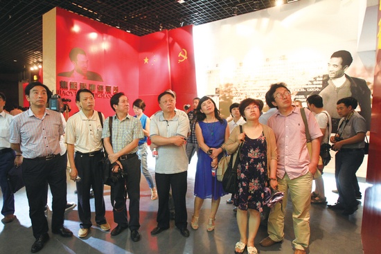 河南電視臺、河南人民廣播電臺、河南省詩歌學(xué)會的專家、詩人、記者等數(shù)十人赴蘭考焦裕祿紀(jì)念園采風(fēng)學(xué)習(xí)