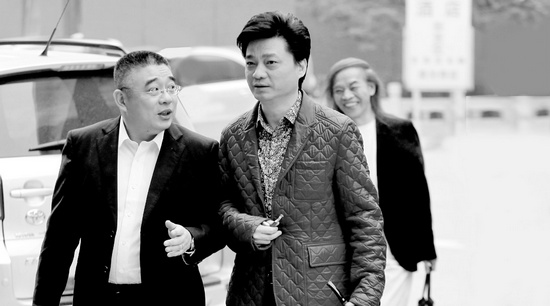 錢文忠（左）、小崔、蔡志忠（后）三位大咖步入錄制現(xiàn)場