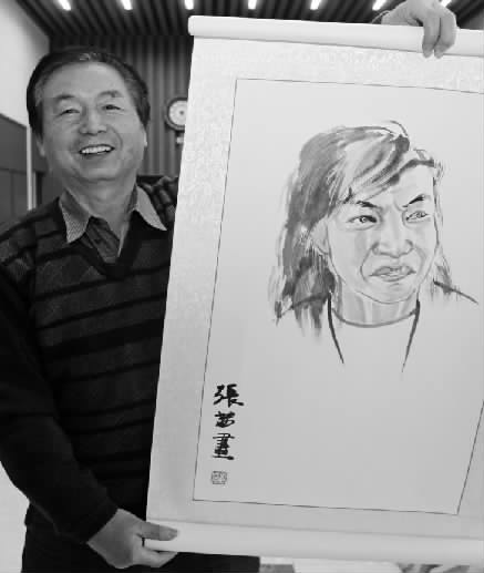 趙孝斌老人帶來(lái)開封籍畫家為嘉賓蔡智忠畫的肖像畫 趙孝斌老人帶來(lái)開封籍畫家為嘉賓蔡智忠畫的肖像畫