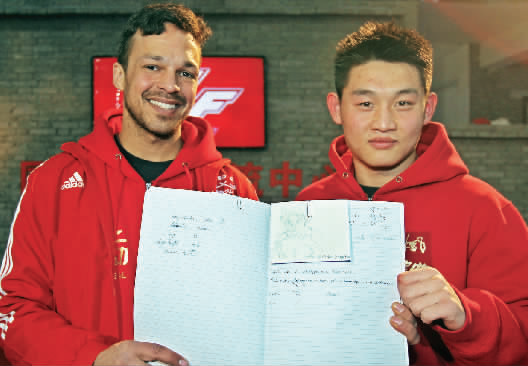 　　約瑟夫手繪了每個選手的肖像，認認真真地用字母拼寫出選手的中文名字附注?！翱?，這個是鄭召玉喲”