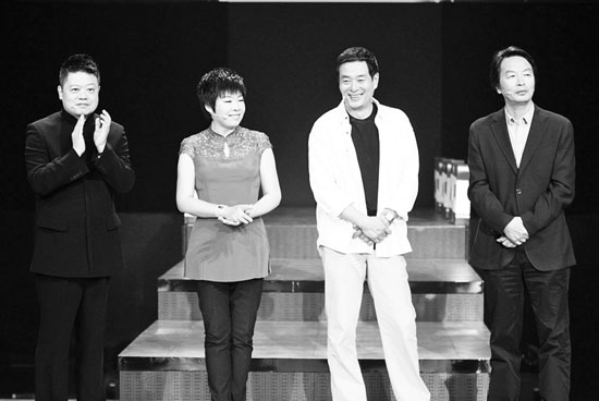 三位新任“漢字先生”和主持人馬東為節(jié)目盡心盡力 三位新任“漢字先生”和主持人馬東為節(jié)目盡心盡力