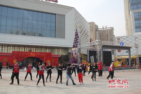 河南衛(wèi)視舉辦的“看大劇，送福利”活動 王志/攝