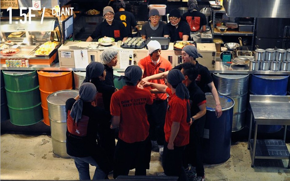 韓國工廠主題餐廳受熱捧 服務(wù)生吸引女性顧客 韓國工廠主題餐廳受熱捧 服務(wù)生吸引女性顧客