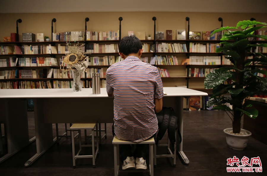 5月23日晚，鄭州一家24小時(shí)（周五、周六）書店?duì)I業(yè)。慕名而來(lái)的客人在看書。