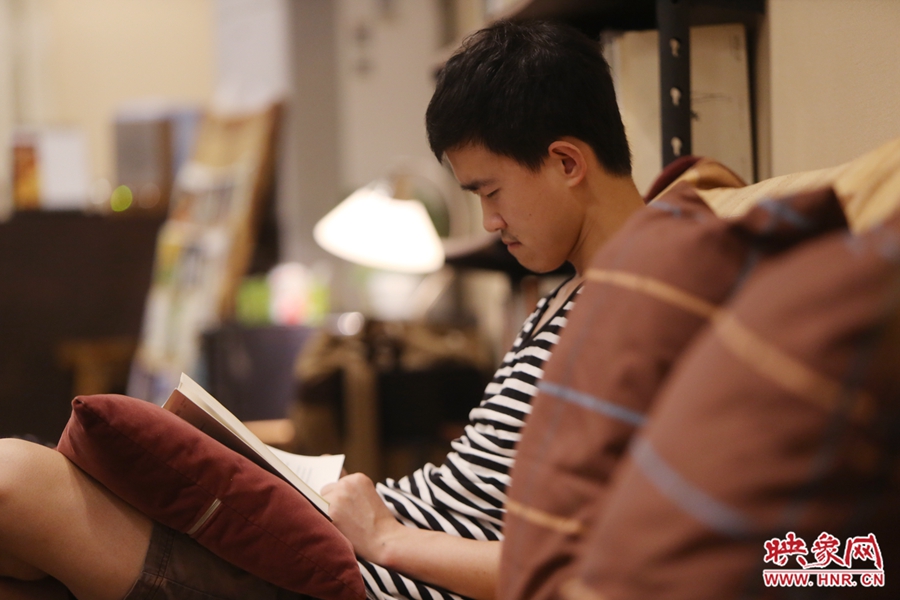 徐浩然，24歲，圖書編輯：在書店看紙質(zhì)書，意境會(huì)更深一些。