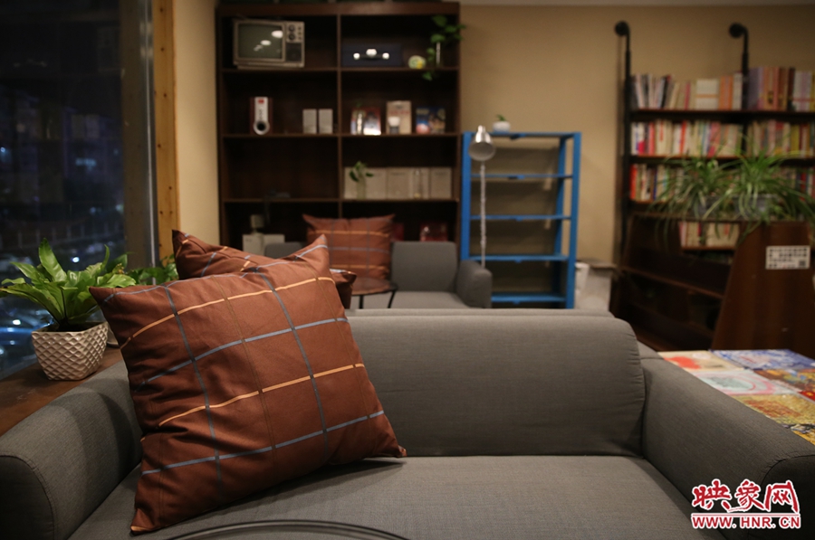 書店內(nèi)的布置非常溫馨，有種家里書屋的感覺(jué)。