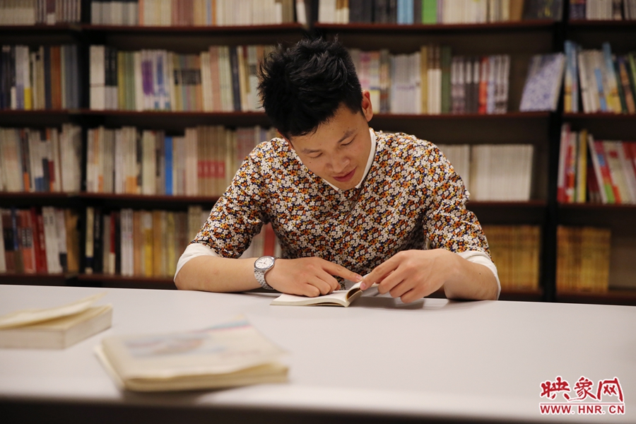 李恒，26歲，私營(yíng)業(yè)主：喜歡撫摸紙質(zhì)書的感覺(jué)。