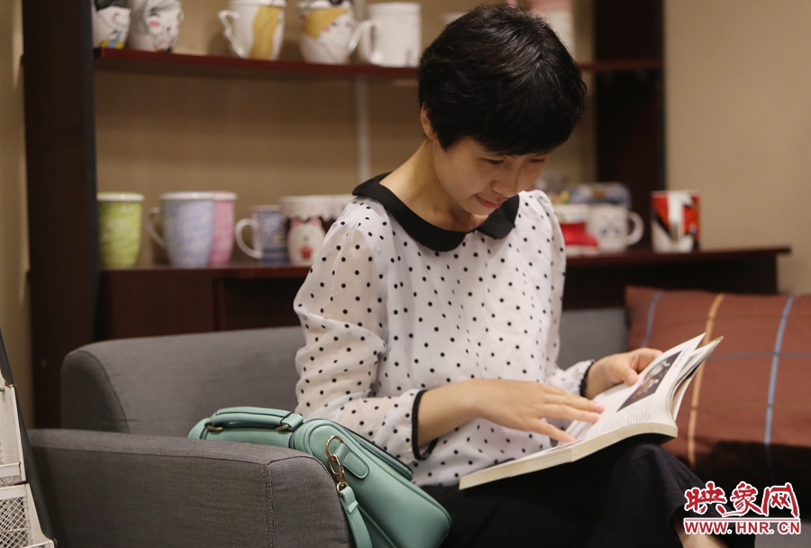 毛韶華，年齡保密，文字工作者：紙質(zhì)書是營(yíng)養(yǎng)餐，電子書是快餐。