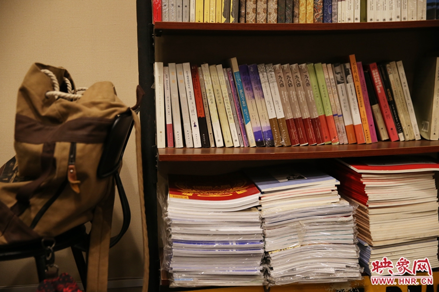 放下背包，捧起一本喜愛(ài)的書，生活的另一種方式。