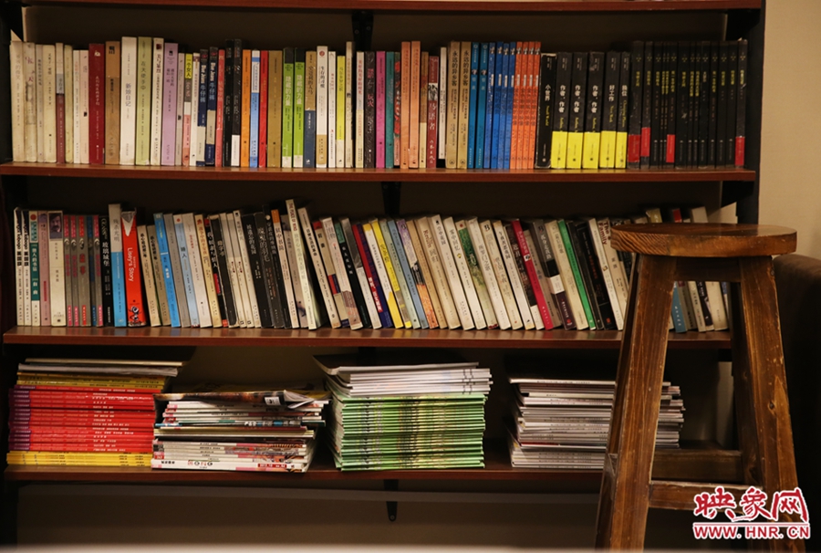 書店內(nèi)設(shè)置的高腳凳子。