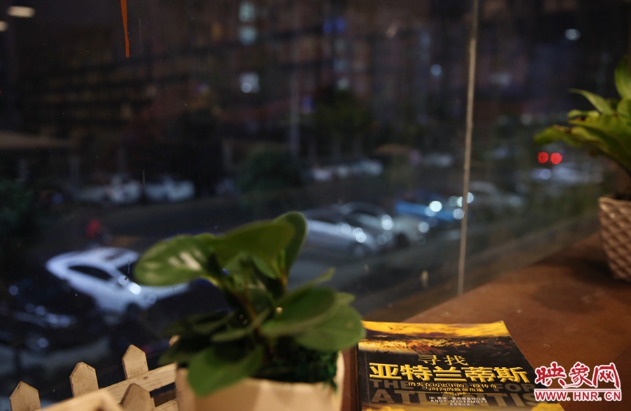 一扇窗，將喧鬧與寧?kù)o分割。