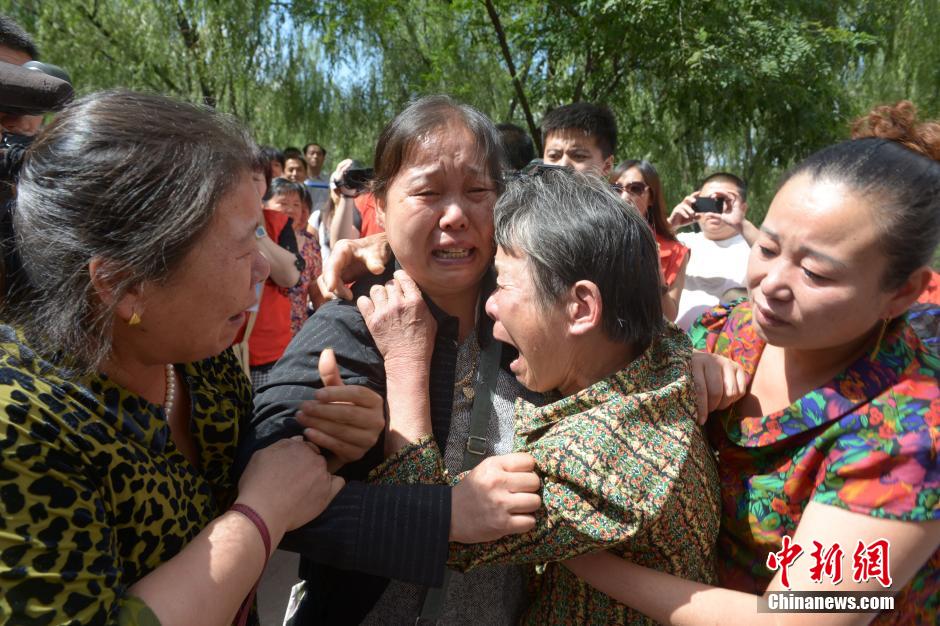 女子失散37年后見親人 女子失散37年后見親人