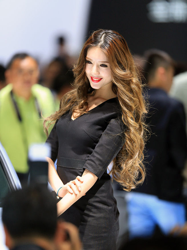 2014成都車展最美車模出爐 酥胸、長(zhǎng)腿、美背