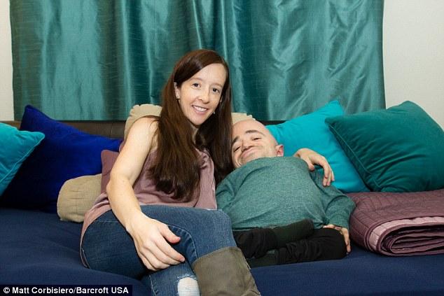 美國(guó)女子嫁給85厘米高患病丈夫 稱(chēng)生活和諧