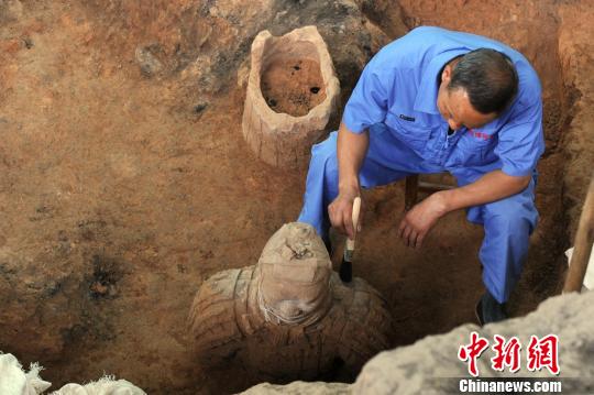 　圖為考古工作者在發(fā)掘現場　