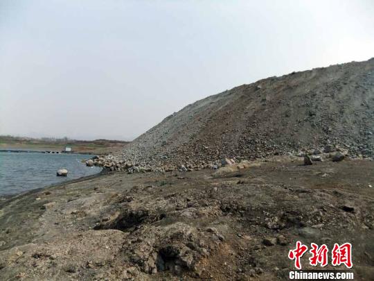 填湖造地，在鴨河水庫(kù)非法建設(shè)有越演越烈之勢(shì)。吳揚(yáng)　攝