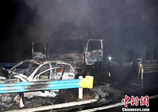 10月2日0時許，杭瑞高速貴州江口縣往銅仁市方向，距王家溝隧道出口200米處，發(fā)生一起三車追尾交通事