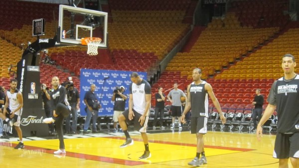 馬刺備戰(zhàn)對陣熱火的第一場總決賽比賽之前，麥蒂亮相訓練場，受到媒體狂熱追捧，在馬刺球員中風頭最勁，他也