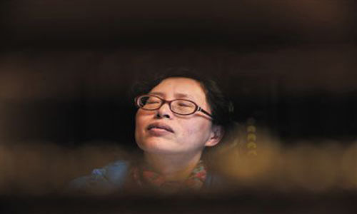 人們將醫(yī)療制度的憤懣情緒，寄托在這個走廊醫(yī)生身上，共同沉浸在受迫害的幻覺之中