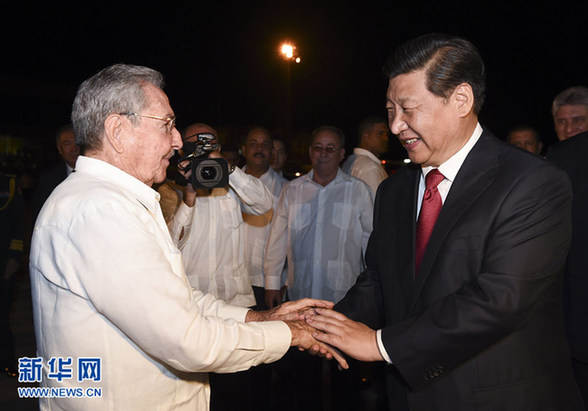 這是古巴國務(wù)委員會主席兼部長會議主席勞爾·卡斯特羅到機場為習近平送行。