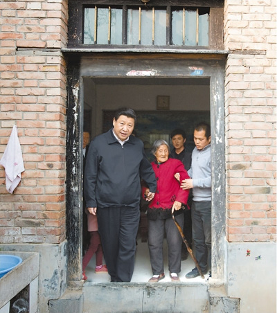 3月17日，習(xí)近平在東壩頭鄉(xiāng)張莊村看望85歲老人張景枝。